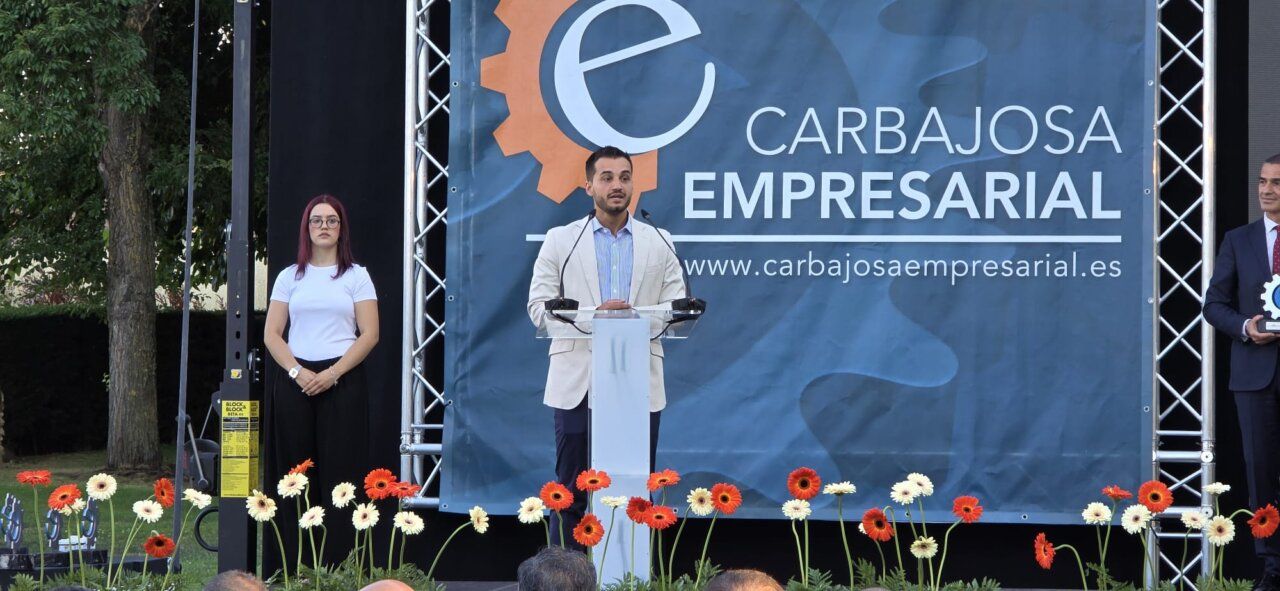Evento de premios en Carbajosa Empresarial con orador en el escenario