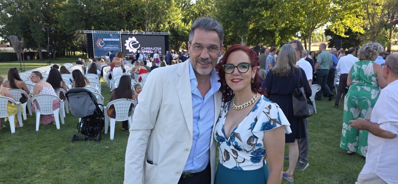 Pareja posando en el evento de los Premios Cabajosa Empresarial