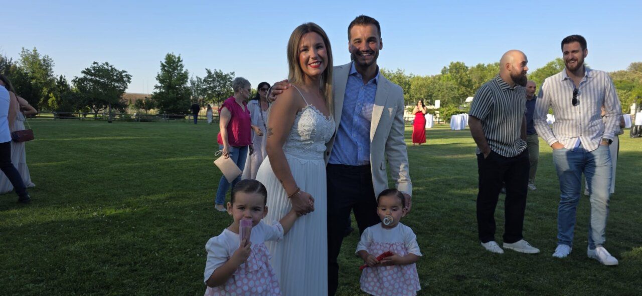 Familia posando en un evento al aire libre con niños