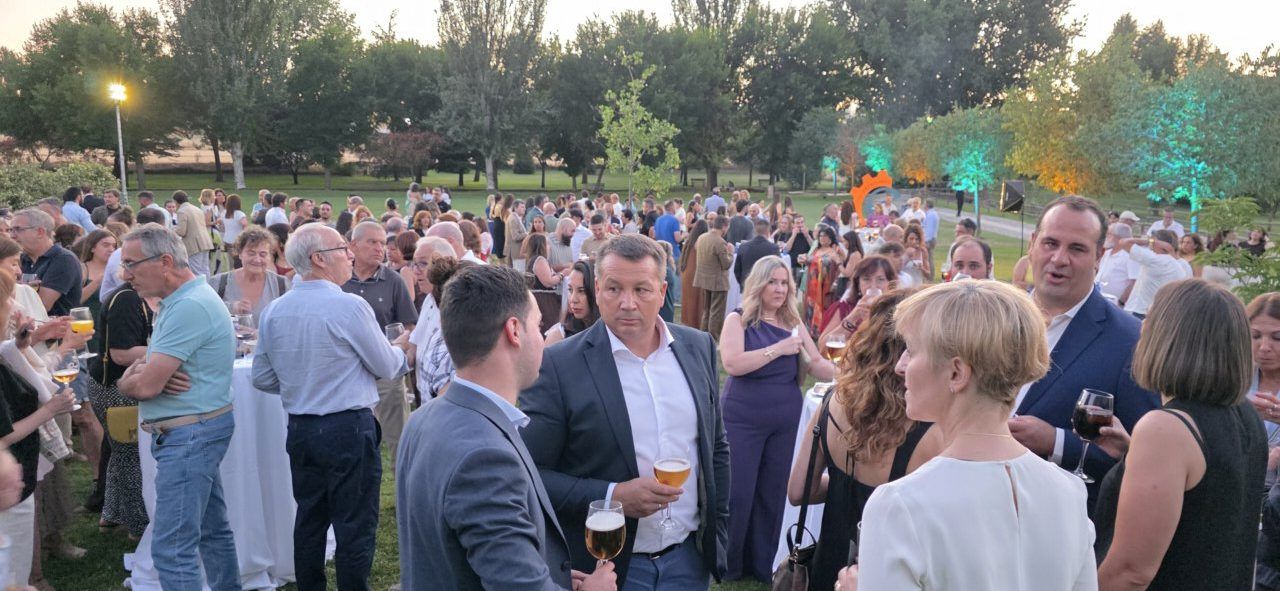 Asistentes en la gala de los XIV Premios Carbajosa Empresarial en un parque.
