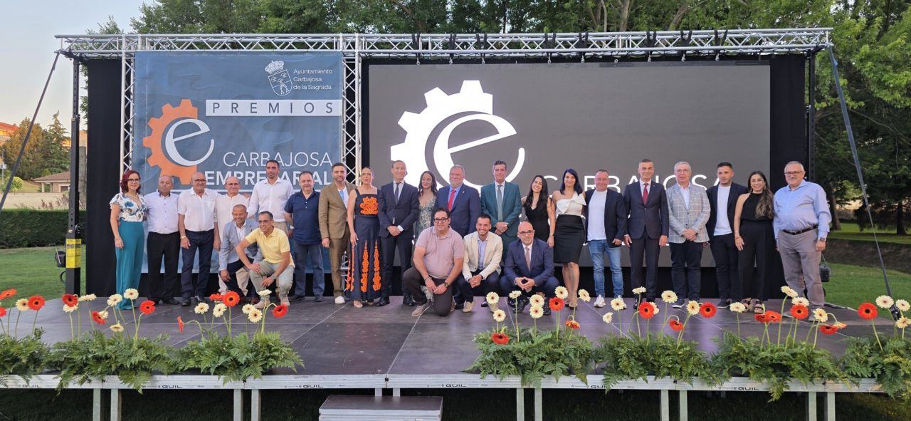 Gala de entrega de los XIV Premios Carbajosa Empresarial en un escenario al aire libre.