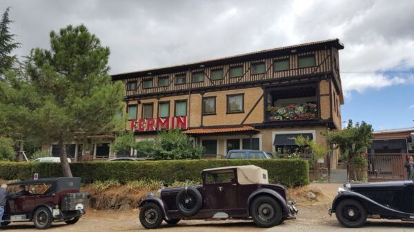 Fachada de Embutidos Fermín en Salamanca con coches antiguos