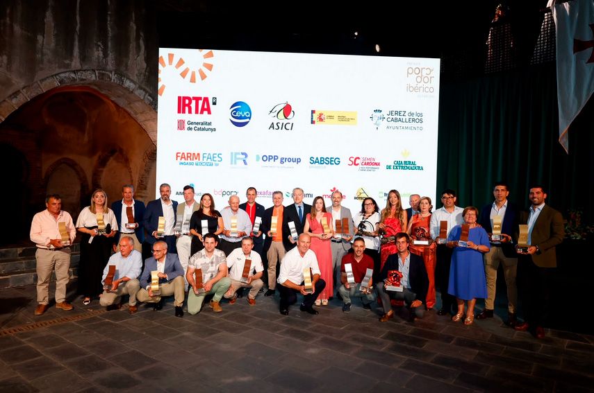 Grupo de premiados en los Premios Porc d'Or Ibérico 2026 en Jerez de los Caballeros