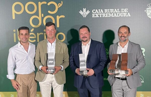 Cuatro hombres sosteniendo premios en la gala Porc d'Or Ibérico 2026