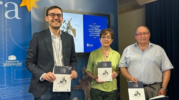 Tres personas sosteniendo un libro sobre Carmen Martín Gaite en un evento.