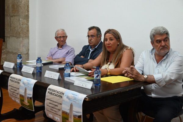 Presentación del libro sobre sucesos de 1936 en Salamanca con varios ponentes.