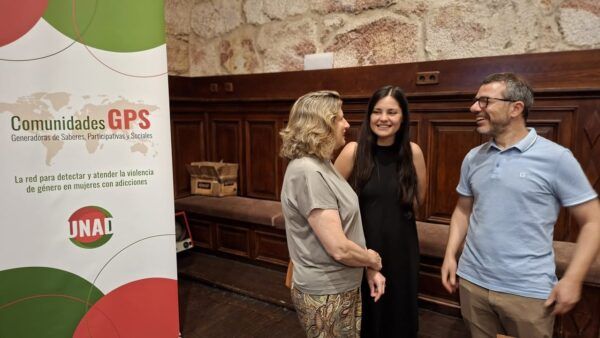 Tres personas conversando en la presentación del Mapa de recursos GPS en Salamanca.