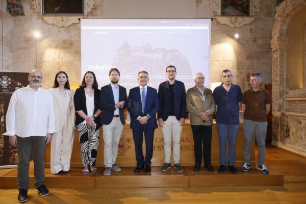 Presentación del proyecto Religitour en la Catedral de Salamanca con participantes en el evento.