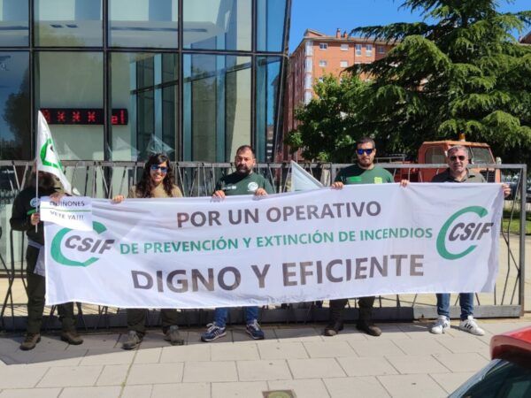 Manifestantes sosteniendo una pancarta de CSIF sobre prevención de incendios