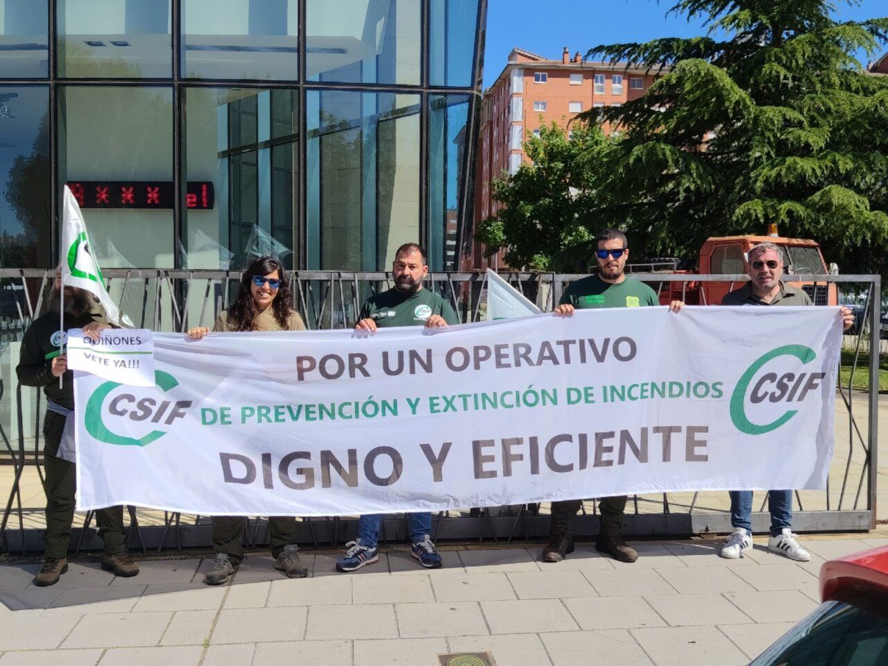 Manifestantes sosteniendo una pancarta de CSIF sobre prevención de incendios