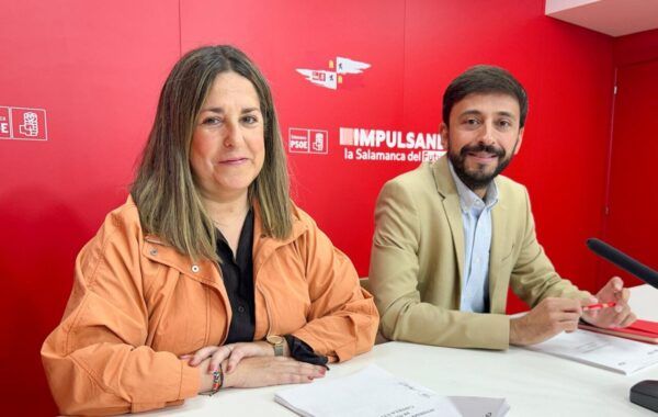 Fran Díaz y Noelia Merino durante una rueda de prensa del PSOE en Salamanca