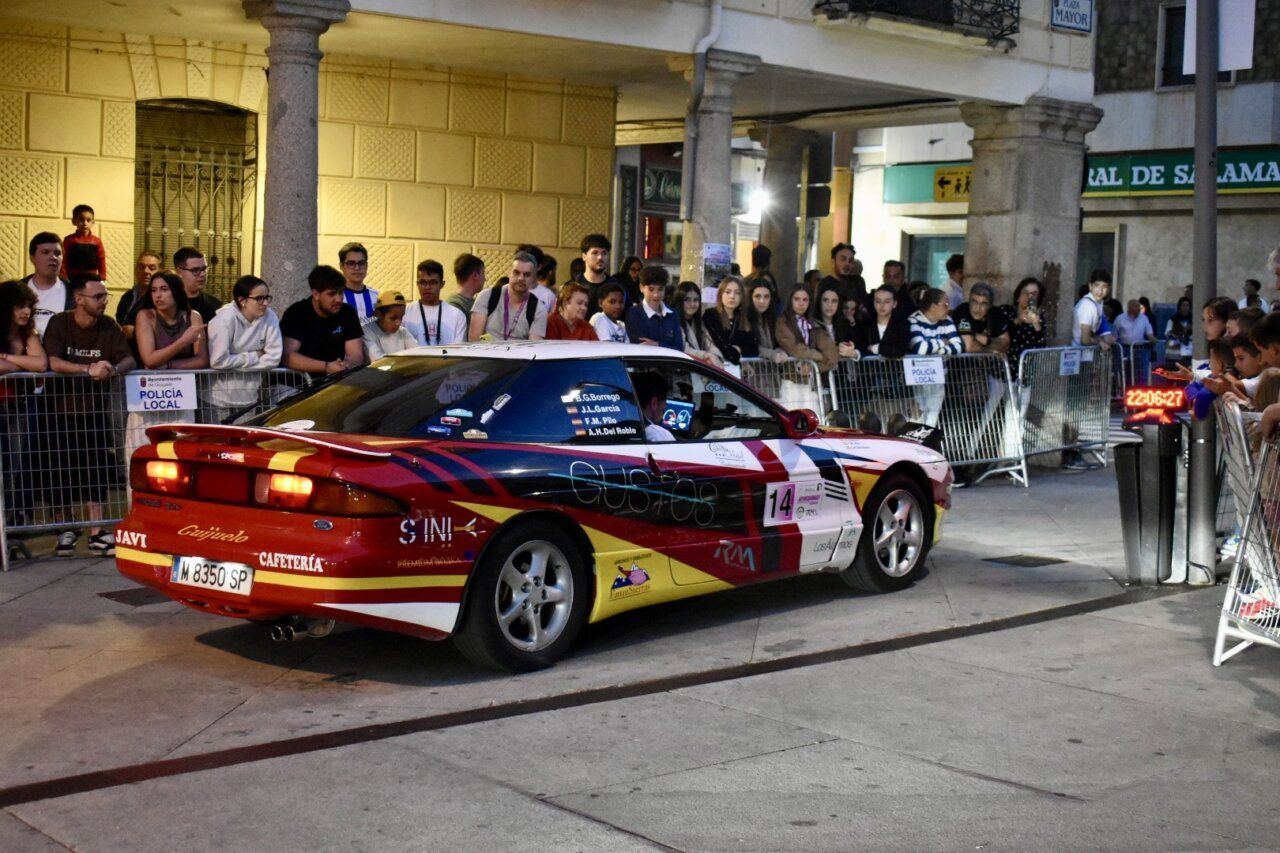 Coche de rally en la salida del XIII Rally Entresierras Clásico en Guijuelo