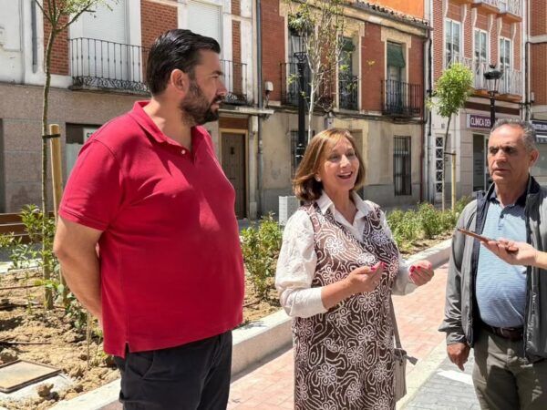 Autoridades locales conversando en la calle del Carmen renovada