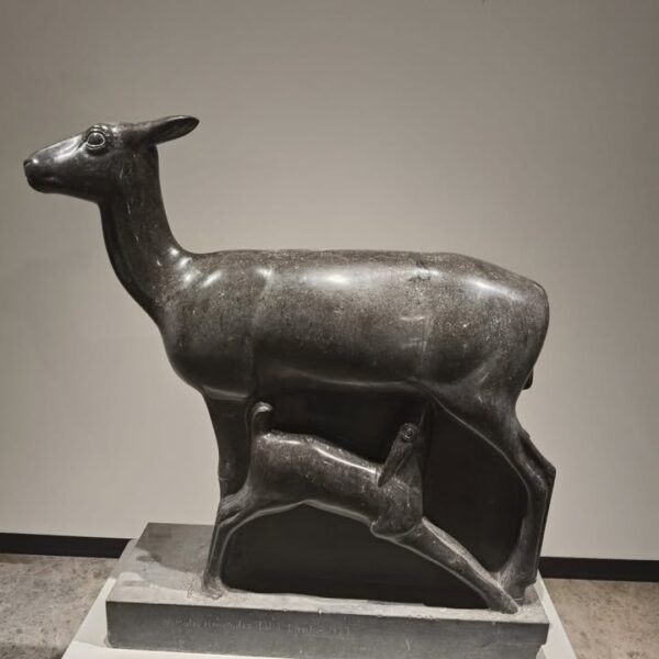Escultura de un ciervo y su cría en el Museo Mateo Hernández