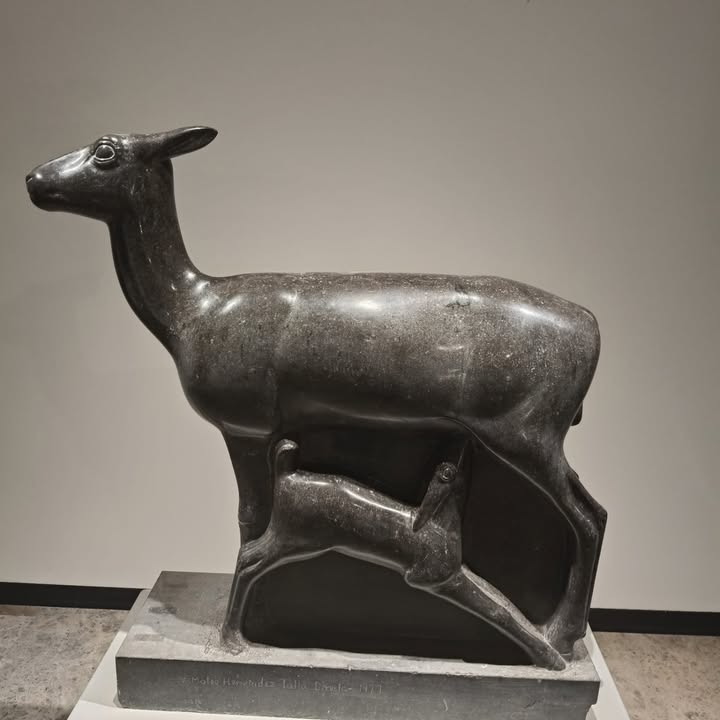Escultura de un ciervo y su cría en el Museo Mateo Hernández