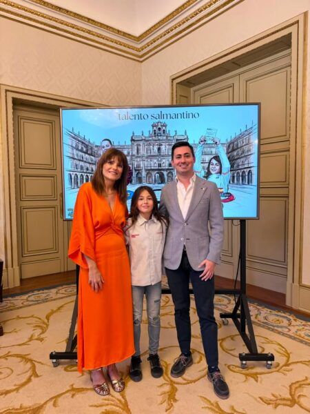 El alcalde y Sasha Álvarez Laso en la recepción del Ayuntamiento de Salamanca