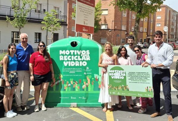 Grupo de personas junto a un contenedor de reciclaje de vidrio en Salamanca