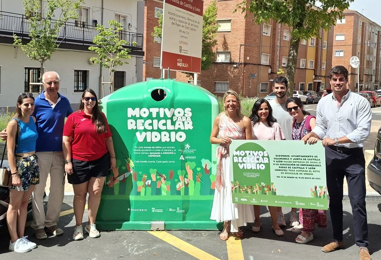Grupo de personas junto a un contenedor de reciclaje de vidrio en Salamanca