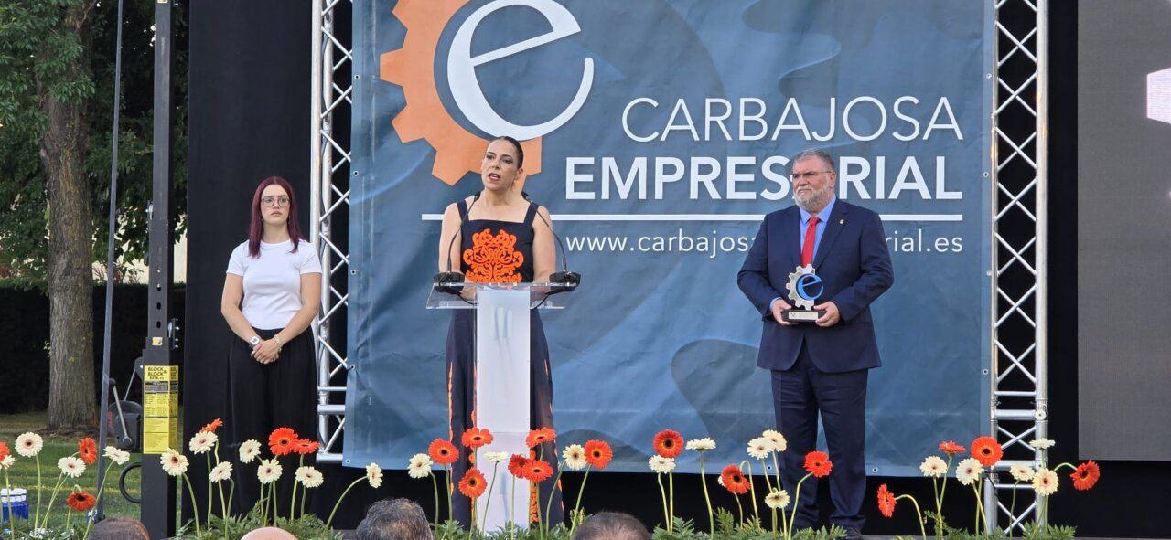Entrega de premios en Carbajosa de la Sagrada con flores decorativas