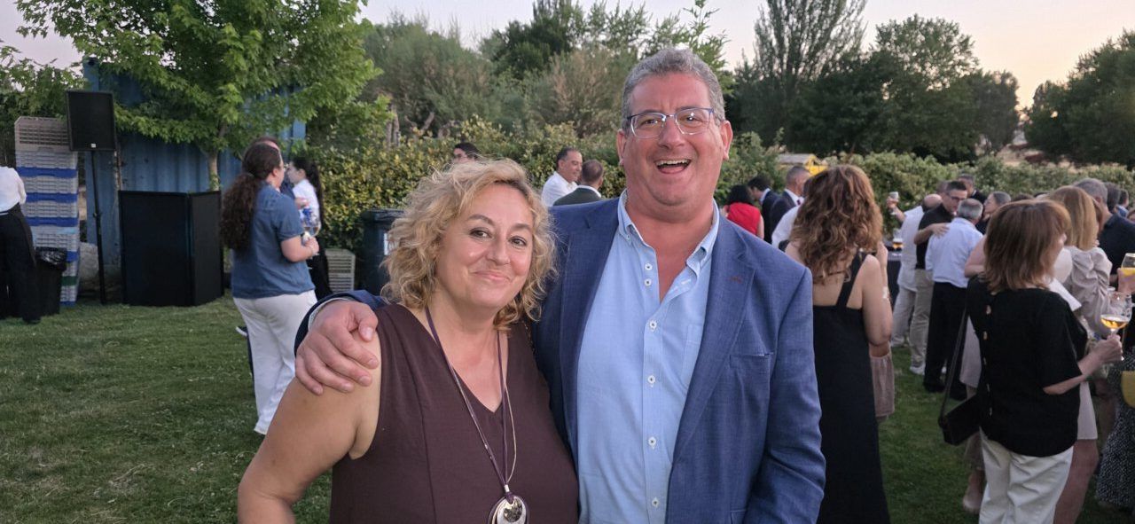 Asistentes sonrientes en la gala de los XIV Premios Carbajosa Empresarial