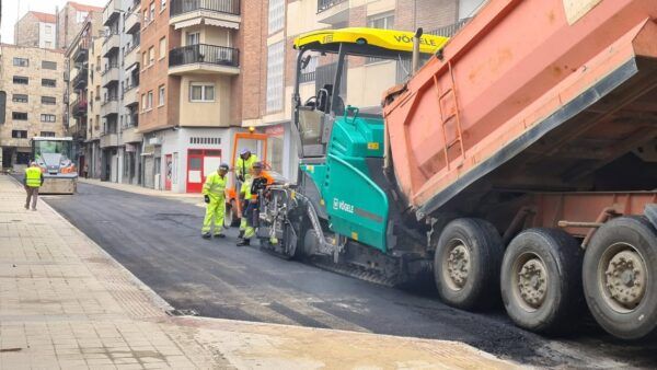 Trabajadores realizando la renovación del asfalto en una calle de Salamanca