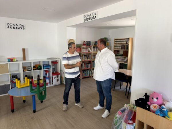 Interior de la Biblioteca Municipal Burbujas en Campillo con zona de juegos y lectura