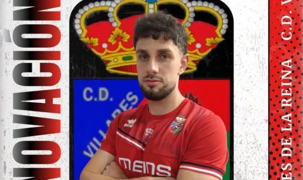 Rubén posando con la camiseta del CD Villares de la Reina