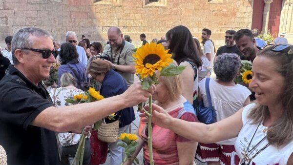 Personas recibiendo flores durante el evento en Salamanca