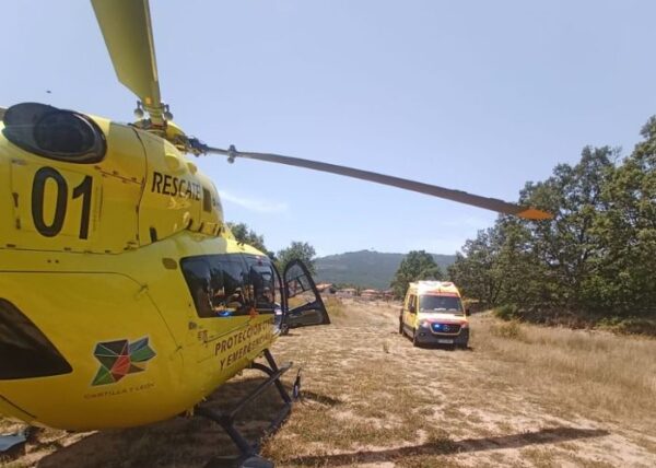 Helicóptero de rescate y ambulancia en La Alberca durante operación de emergencia