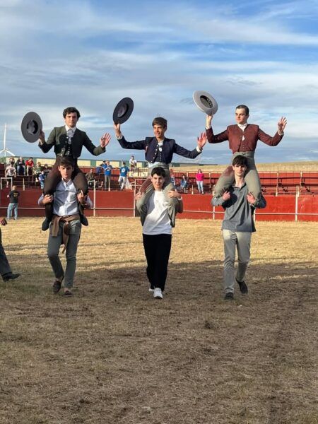 Alumnos de la Escuela de Tauromaquia celebrando en un evento