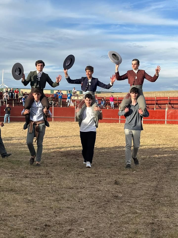 Alumnos de la Escuela de Tauromaquia celebrando en un evento