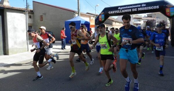Corredores iniciando la XII Carrera Popular en Castellanos de Moriscos