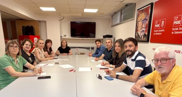 Reunión del PSOE de Salamanca con el colectivo sanitario en una mesa de trabajo.