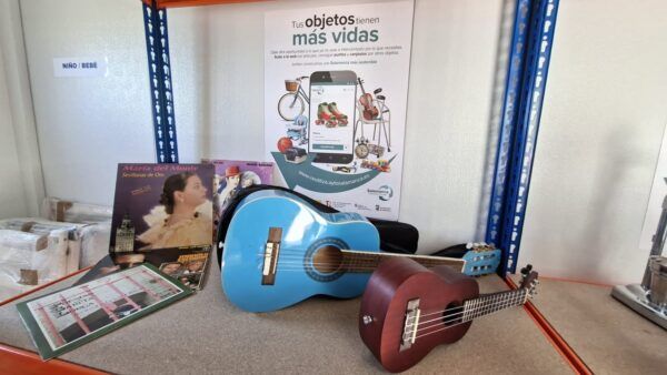 Guitarras y discos en un punto limpio de Salamanca