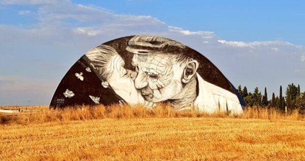 Mural El Beso en Juzbado, representación de un beso entre ancianos