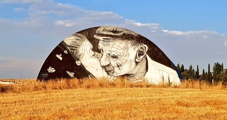 Mural El Beso en Juzbado, representación de un beso entre ancianos