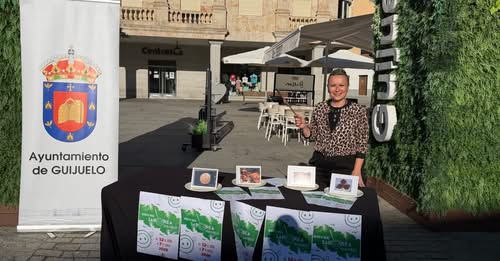 Mujer en evento de la VIII Ruta de Pinchos en Guijuelo