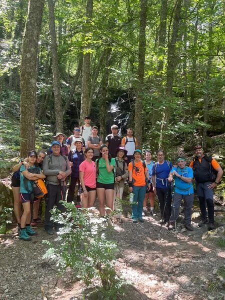 Grupo de senderistas en la Sierra de Candelario durante una ruta de montaña