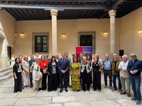 Grupo de personas en un evento cultural en Salamanca