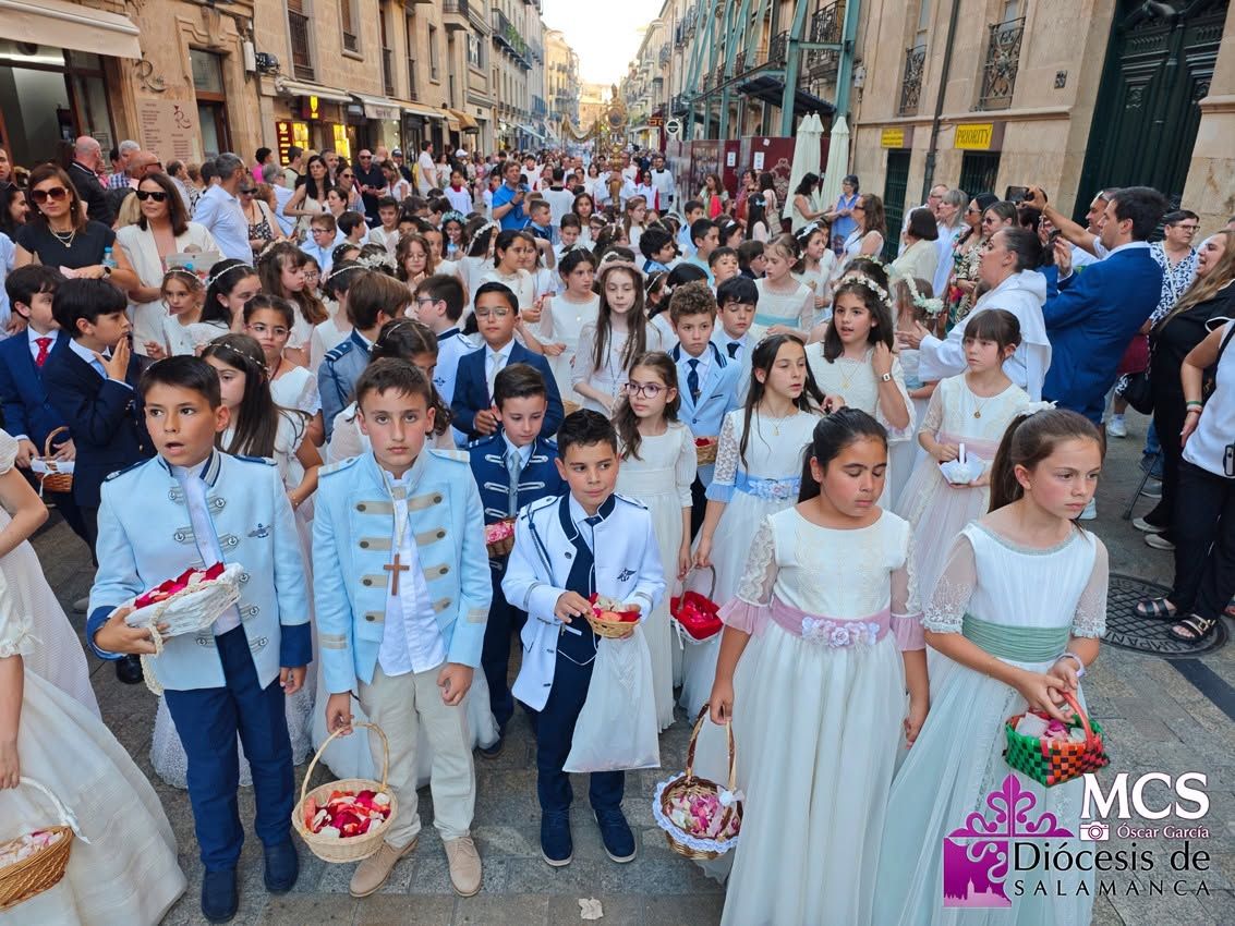 Niños en procesión del Corpus Christi en Salamanca con cestas de pétalos