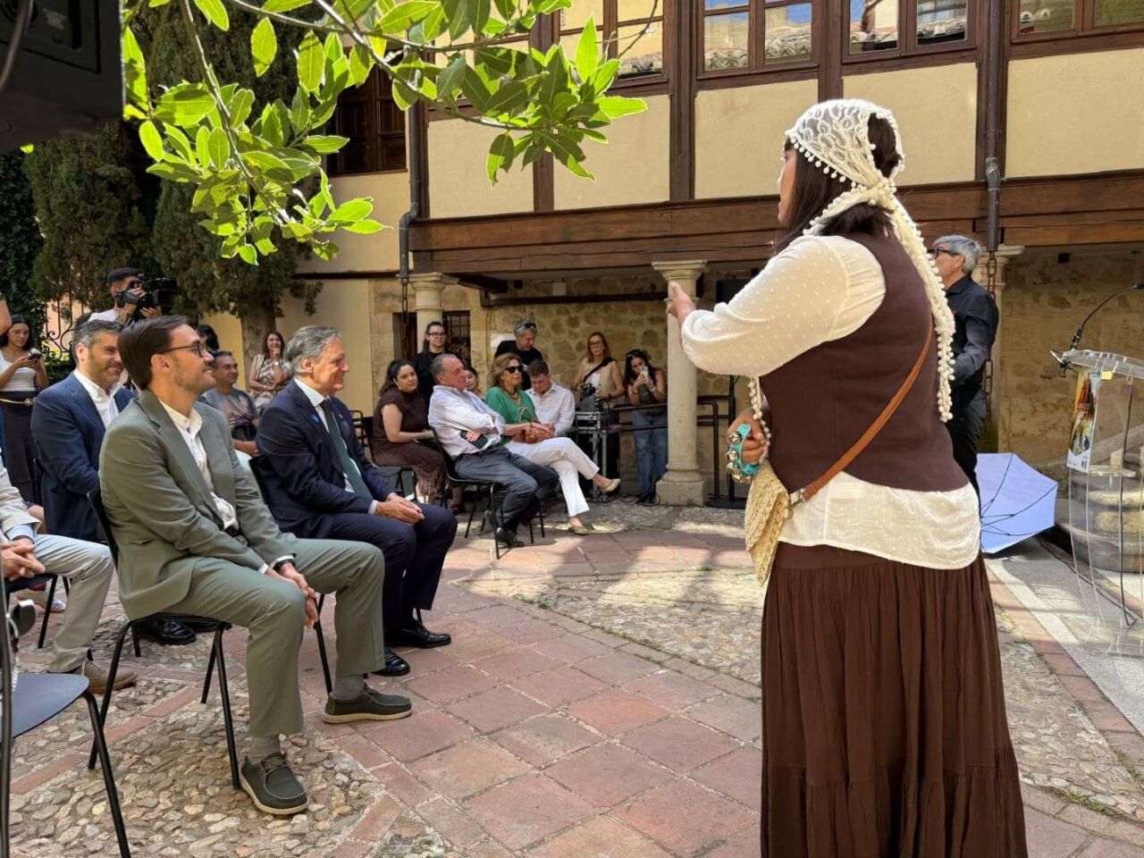 Evento cultural en Salamanca con participantes y presentadores en un entorno histórico
