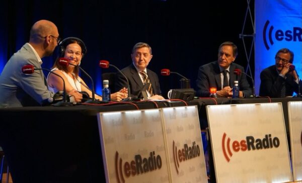 Federico Jiménez Losantos en un evento en Salamanca con otros participantes