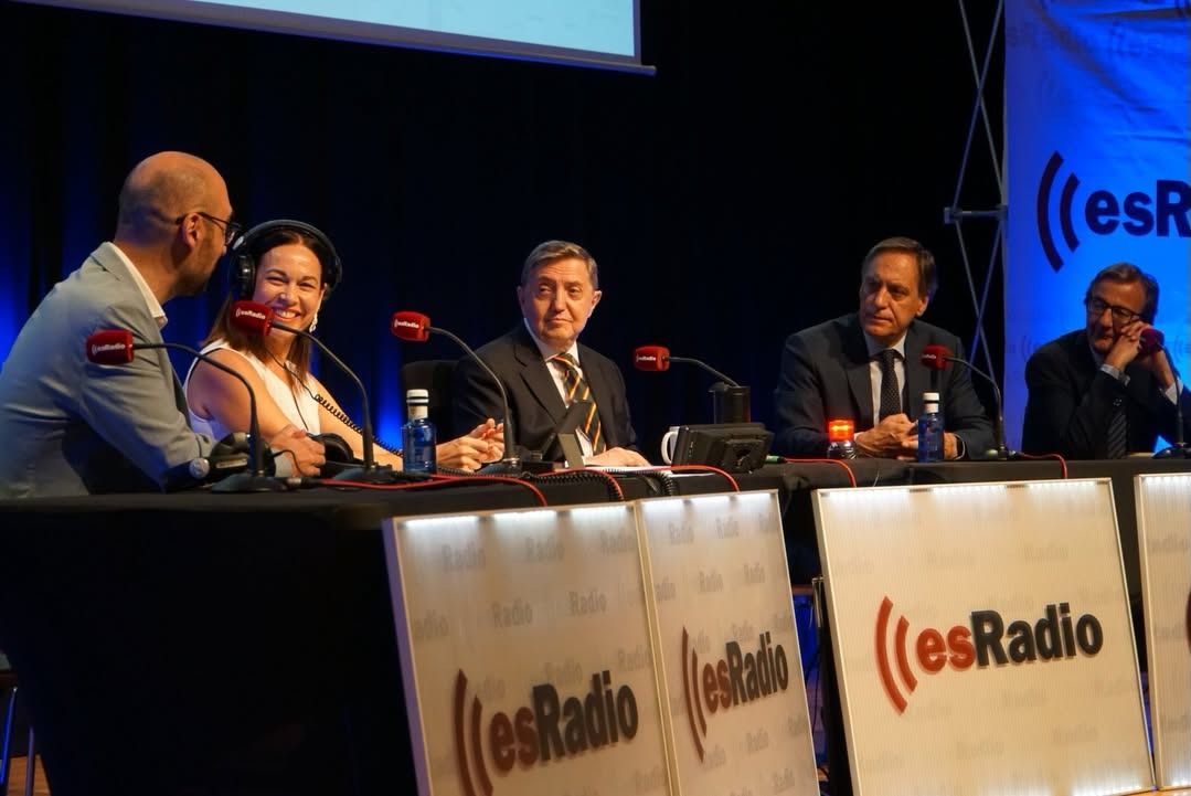 Federico Jiménez Losantos en un evento en Salamanca con otros participantes