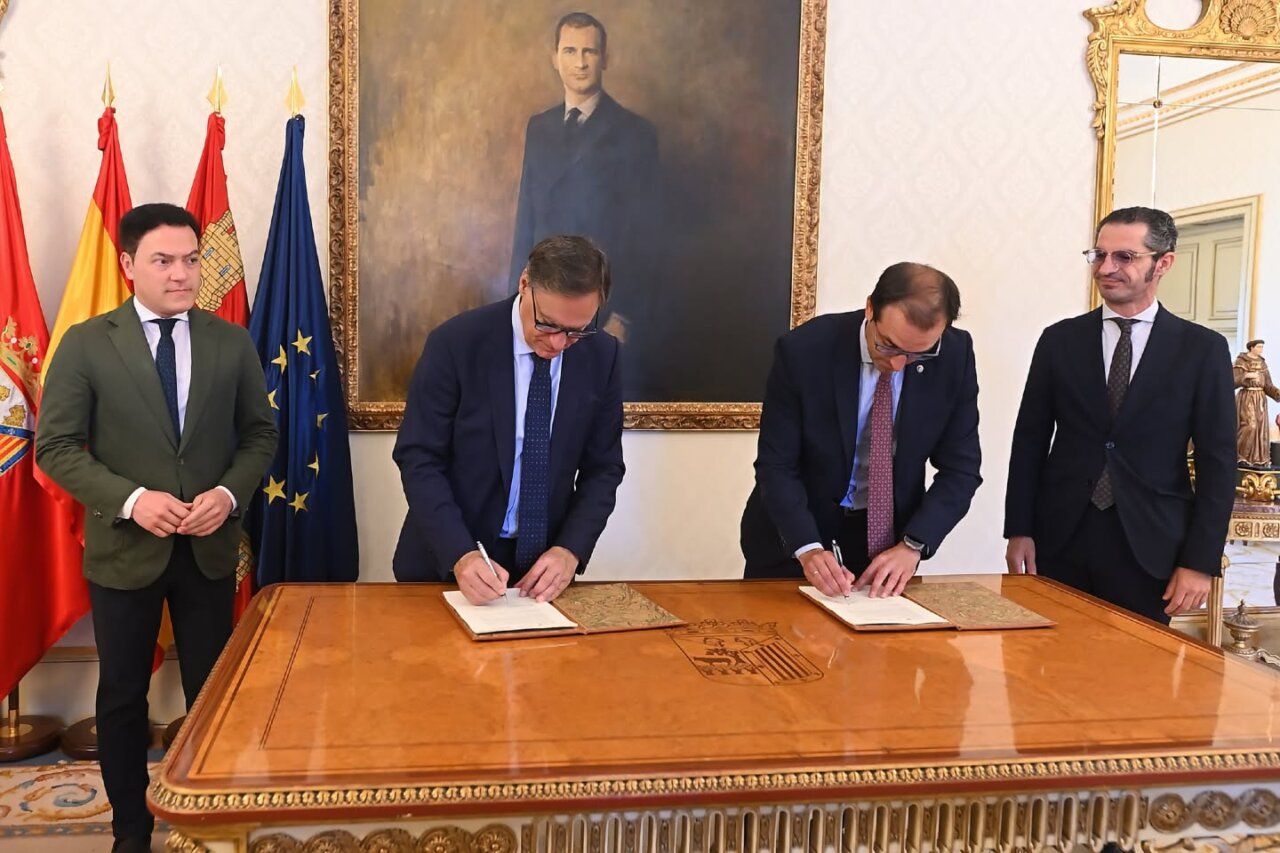 Funcionarios firmando un acuerdo en Salamanca con banderas de España y Europa.