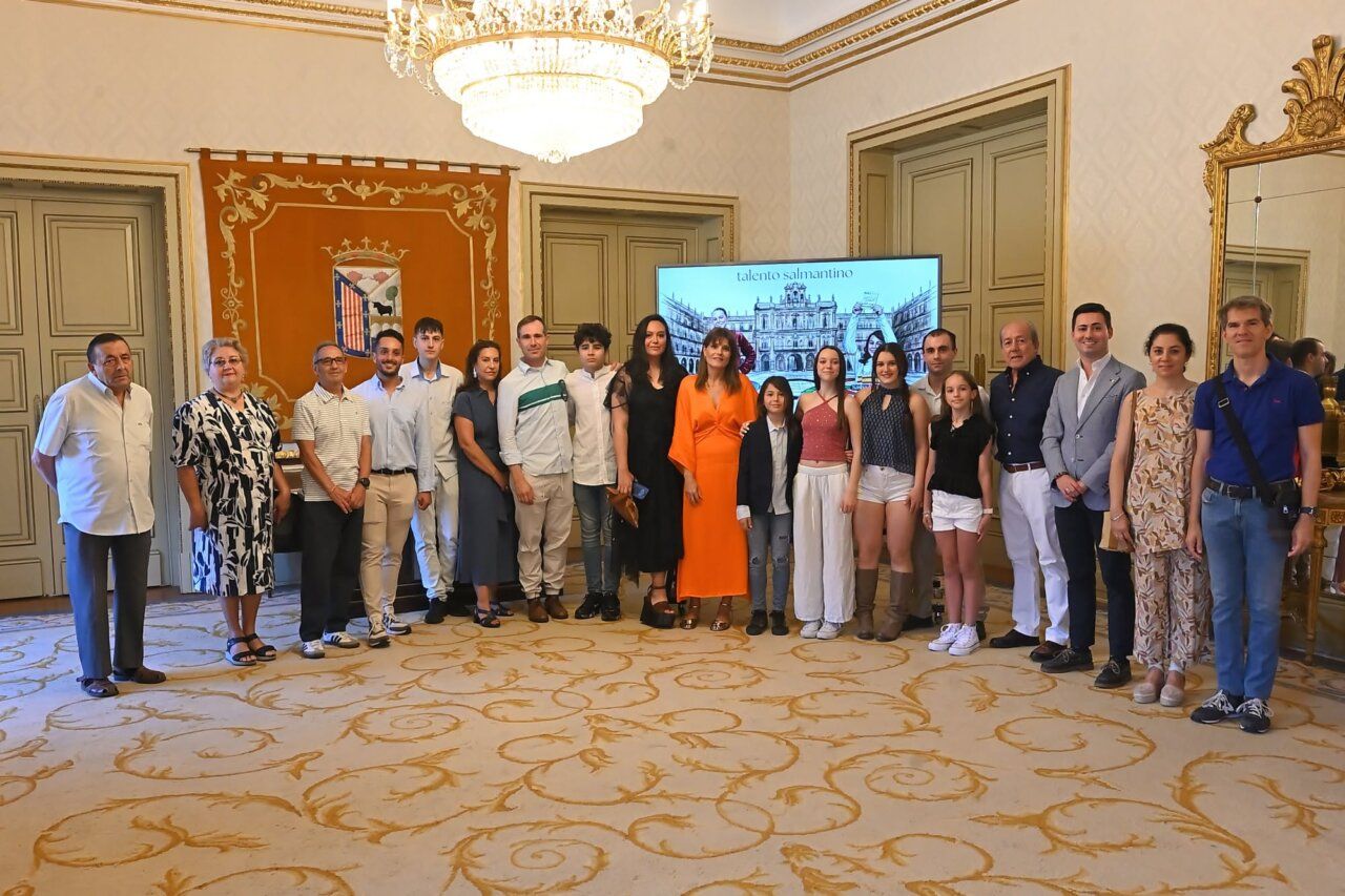 Grupo de personas en un homenaje a Julia Rufes y Sasha Álvarez en Salamanca.