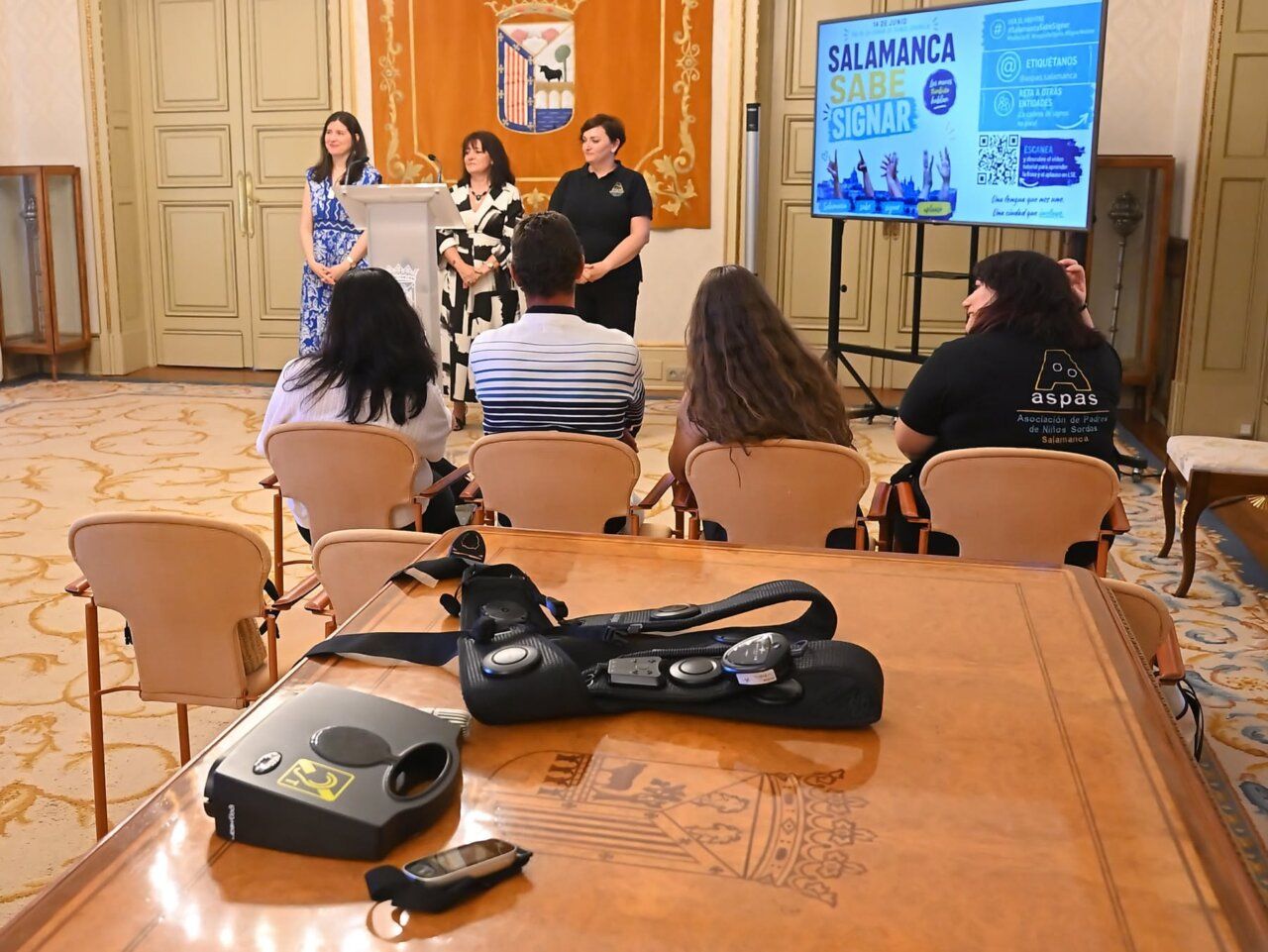 Evento sobre accesibilidad auditiva en Salamanca con presentadoras y público.