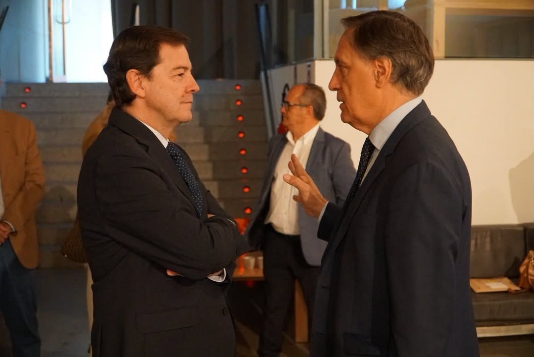 Federico Jiménez Losantos conversando en un evento en Salamanca