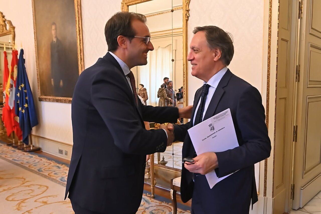 Dos hombres se saludan en un evento en Salamanca
