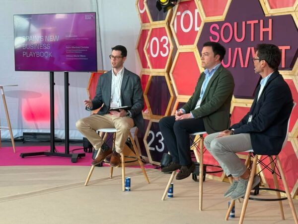 Mesa redonda en South Summit con tres ponentes discutiendo innovación