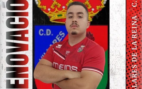Jugador Sandoval del CD Villares de la Reina en su camiseta roja
